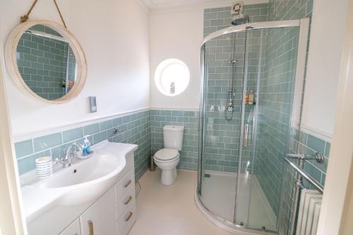 a bathroom with a shower and a sink and a toilet at Belle Vue Guest House in Denver