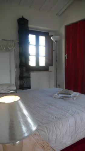 San Valentino in Abruzzo CiterioreにあるDepandance Elvira Basilicoのベッドルーム1室(大型ベッド1台、赤いドア付)