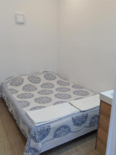 un piccolo letto in una camera con materasso di Hôtel Richard a Parigi