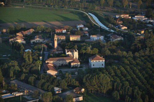 une vue aérienne sur une ville avec des maisons et des arbres dans l'établissement Temporin Ospitalità, à Monselice