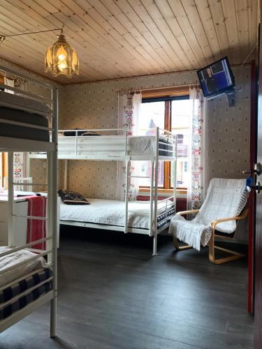a room with two bunk beds and a tv at Prinsgården B&B rum stugor in Mora