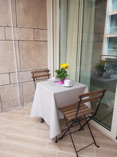 a table with a vase of flowers on a balcony at Antichi Soffitti in Catania