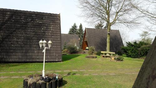 ein Straßenlicht mitten im Hof in der Unterkunft Eitzmanns Ferienhauser in Düshorn