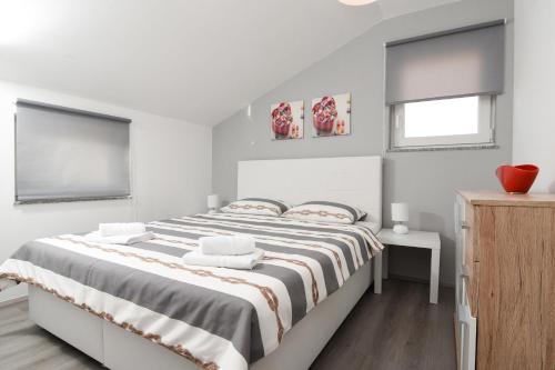 Кровать или кровати в номере Apartments Trampi