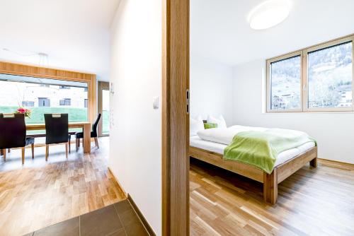 sypialnia z łóżkiem i jadalnia ze stołem w obiekcie Gartenappartment de Luxe by A-Appartments w mieście Brand