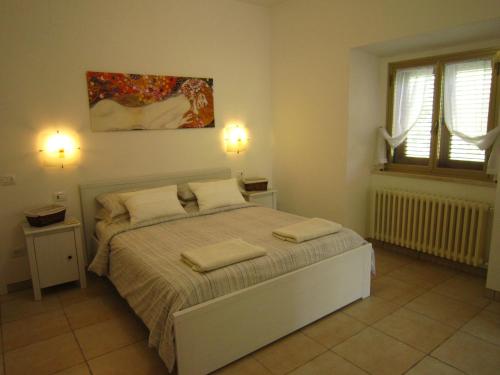 sypialnia z łóżkiem z 2 poduszkami w obiekcie Majella Garden, Rapino w mieście Rapino