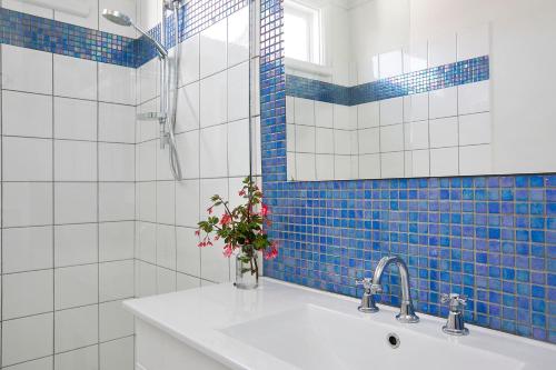 Et badeværelse på Paws Up Cottage