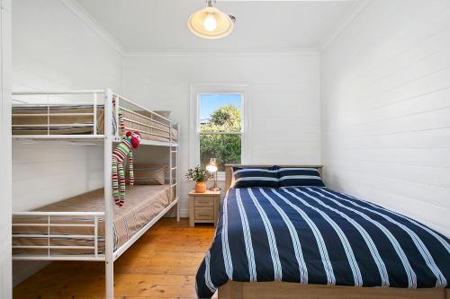 En eller flere senge i et værelse på Paws Up Cottage