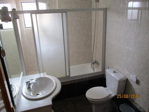 托雷維耶哈的住宿－Apartamento a 100m de la playa，浴室配有卫生间、盥洗盆和淋浴。