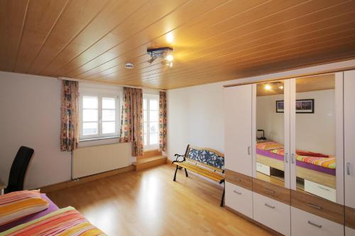 ein Schlafzimmer mit zwei Betten und einer Holzdecke in der Unterkunft Ferienwohnungen-Gmuend Stadtherberge Mühlbergle in Schwäbisch Gmünd