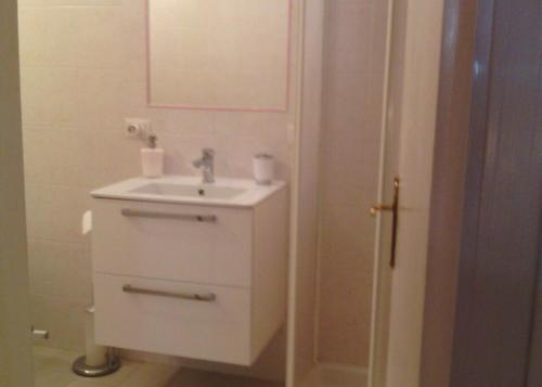 ポルト・チェルボにあるTeresa Holiday Homeの洗面台と鏡のある白いバスルーム