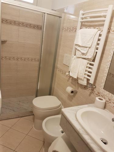 une salle de bain avec toilettes, douche et lavabo dans l'établissement Hotel Mignon 50 MT DALLA SPIAGGIA E DALL'ISOLA PEDONALE, à Alassio