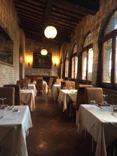 Restaurant ou autre lieu de restauration dans l'établissement Osteria Del Vicario