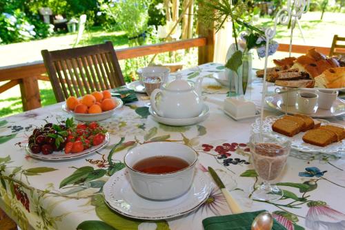 - une table avec de la nourriture et une tasse de thé dans l'établissement Maison d'Hôtes Léchémia, à Salies-de-Béarn
