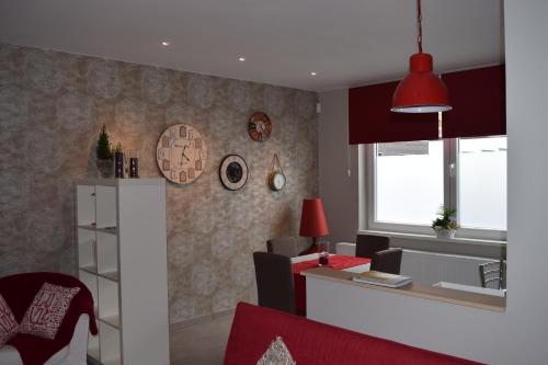 een keuken en een woonkamer met een aanrecht en een tafel bij Au Temps de Spa Le 7 Heures in Spa