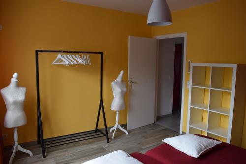 een slaapkamer met 2 mannequins en een spiegel in een kamer bij Au Temps de Spa Le 7 Heures in Spa