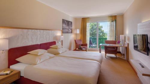 Llit o llits en una habitació de Hotel Sonnengut Wellness - Therme - Spa