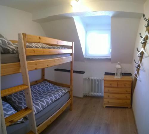En eller flere senge i et værelse på Ferienwohnung Kylltal