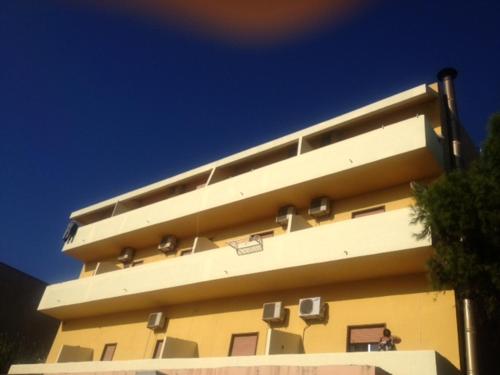 ランペドゥーザにあるVittorio Emanuele Apartmentsの黄色の建物