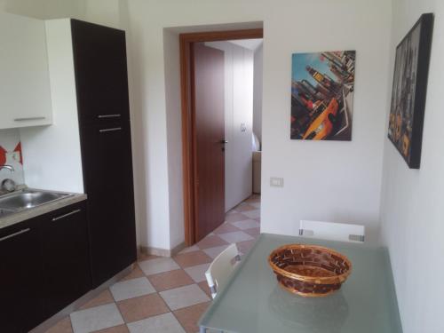a kitchen with a table with a basket on it at Residence Shopping Outlet in Novi Ligure