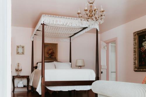 Una cama o camas en una habitación de Maison Mouton Bed & Breakfast