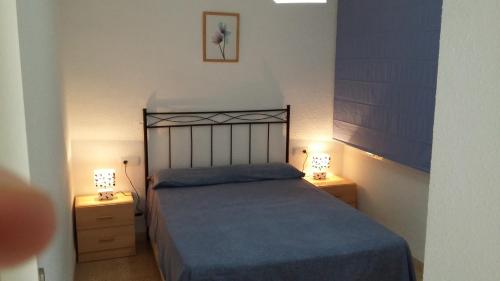 ランポーヤにあるVista Mar Apartmentのベッドルーム1室(ベッド1台付)、2泊分のスタンド(ランプ付)