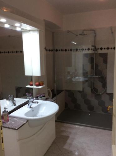 La salle de bains est pourvue d'un lavabo et d'une douche. dans l'établissement Alloggio privato Giunic, à Cagliari