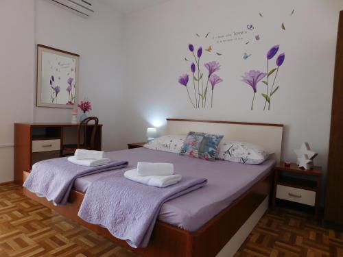1 dormitorio con 1 cama con toallas en Guest house Ivanka, en Hvar