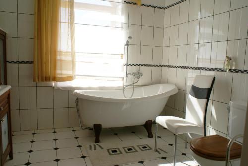 Koupelna v ubytování Spacious rooms in peaceful Jelgava area