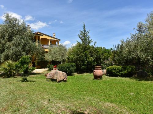 un patio con dos bocas de incendios en el césped en Villa Tanit, en Lotzorai