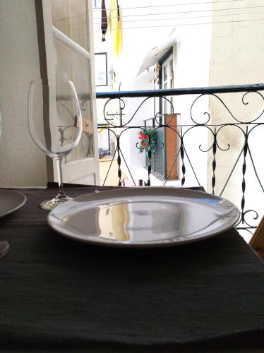 リスボンにある36for2のワイングラス2杯付きテーブルの皿