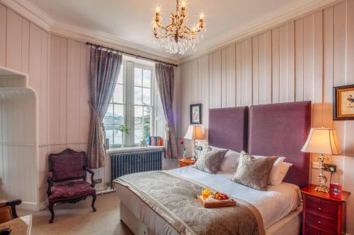 Un dormitorio con una cama con una bandeja de fruta. en Château Rhianfa, en Menai Bridge