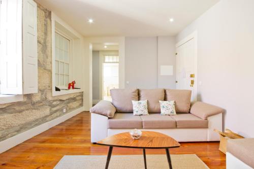 a living room with a couch and a table at Porto Sé Apartamentos in Porto