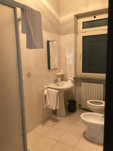 uma casa de banho com um lavatório e um WC em Casa Mirabello em Peveragno