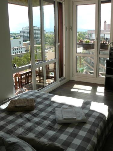 Un pat sau paturi într-o cameră la Studio Belle Vue