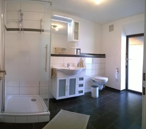 Ένα μπάνιο στο Ferienwohnung Kylltal