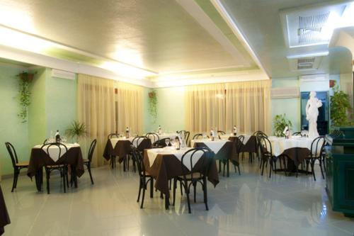 A restaurant or other place to eat at Hotel Quasar
