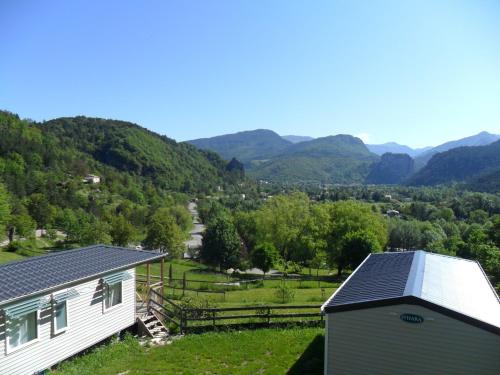 ein Haus mit Blick auf ein Tal mit Bergen in der Unterkunft Residence de Plein Air Panoramique à la Porte des Gorges du Verdon in Castellane