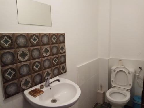 Un baño de Spice Quarter Inn