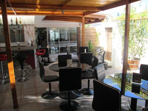 a patio with chairs and tables and a bar at Vitrali Suite in Copiapó