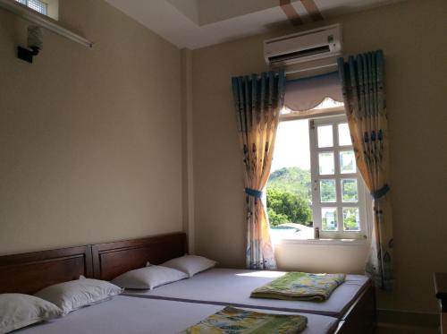 Giường trong phòng chung tại Quoc An Hotel