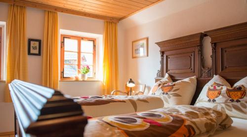 a bedroom with two beds and a window at Salzhaus in Hallstatt