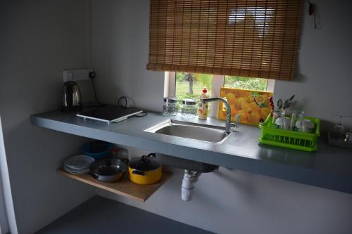 Η κουζίνα ή μικρή κουζίνα στο Tigraviers Bed & Breakfast