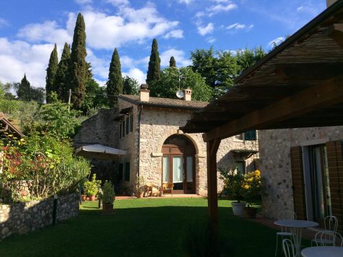 una vista exterior de una casa con patio en Ca' Malfer, en Costermano