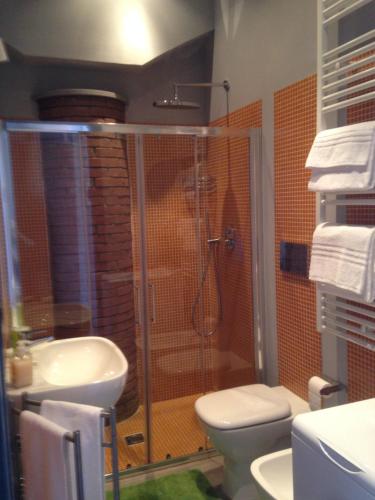 サント・ステーファノ・アル・マーレにあるAppartamento Ambraのバスルーム(シャワー、トイレ、シンク付)