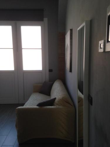 サント・ステーファノ・アル・マーレにあるAppartamento Ambraのリビングルーム(ソファ、窓付)