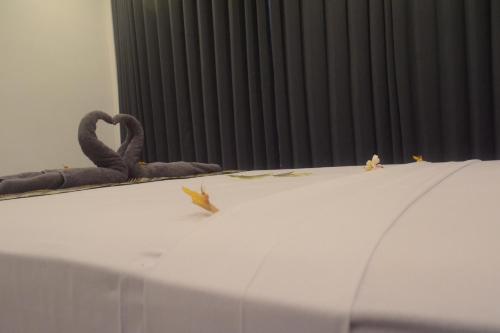 two swans sitting on top of a table at Akalanka Homestay in Gili Trawangan