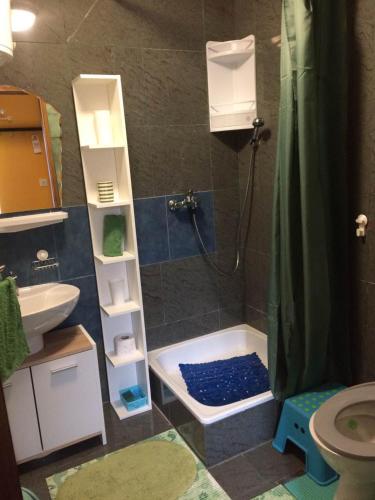 Bilik mandi di Rooms and Apartment Veral-KA