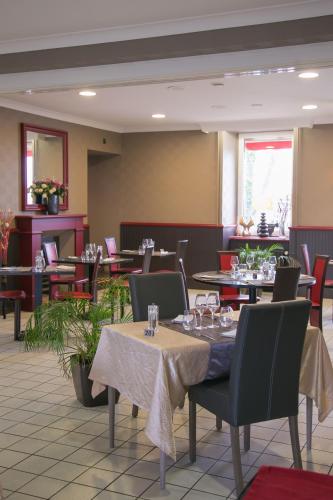 - un restaurant avec des tables et des chaises et des verres dans l'établissement Hotel Beau Rivage, au Vivier-sur-Mer