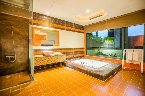 uma grande casa de banho com banheira e chuveiro em OHYA Chain Boutique Motel-Yongkang em Yongkang